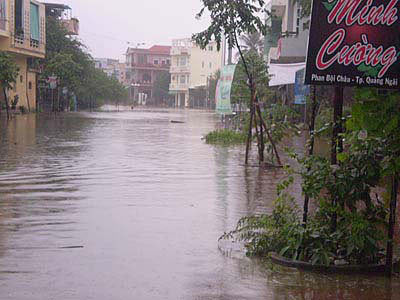 Lũ lên, miền Trung thiệt hại nặng nề 